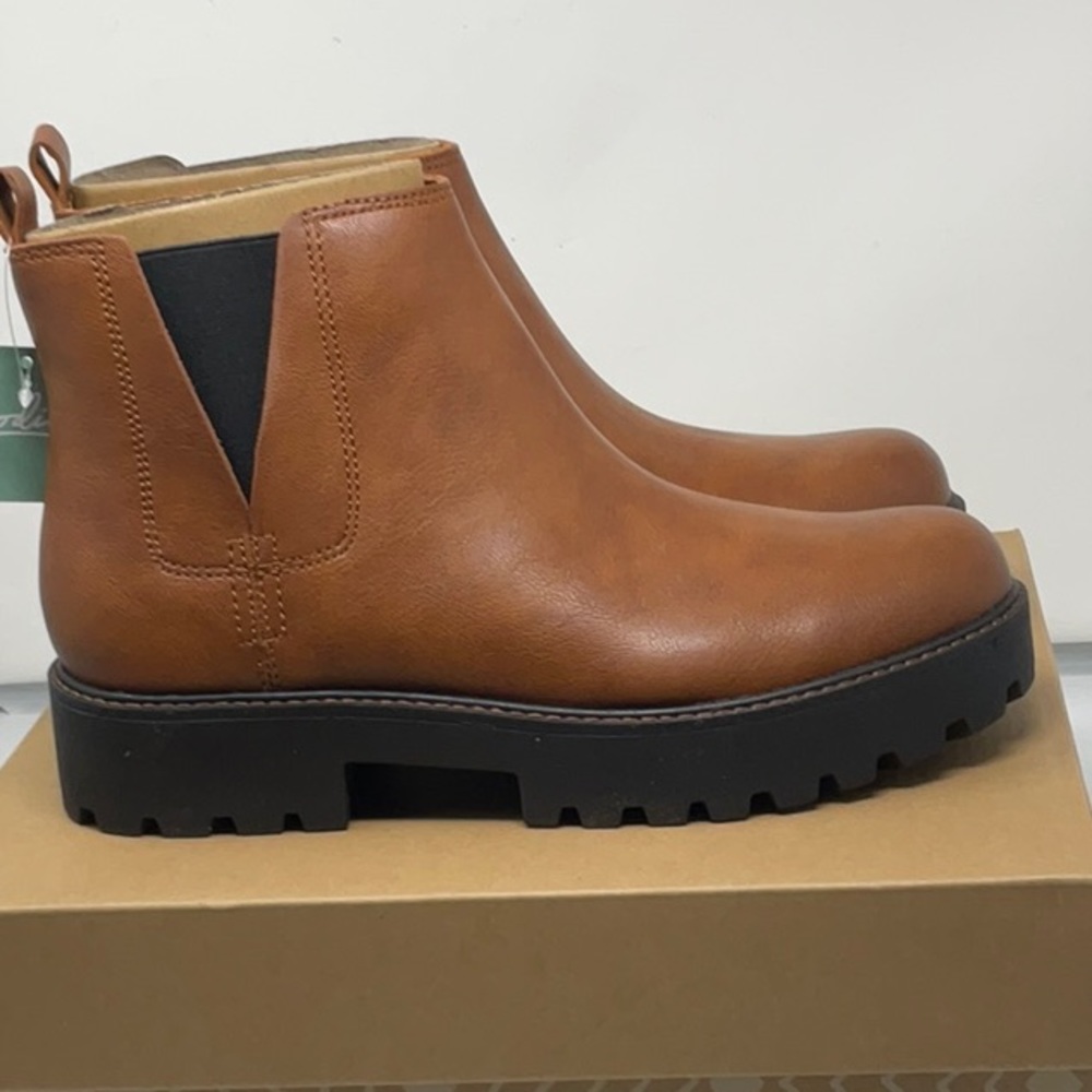 NWT women’s Zodiac Shiloh waterproof boots, size 8.5